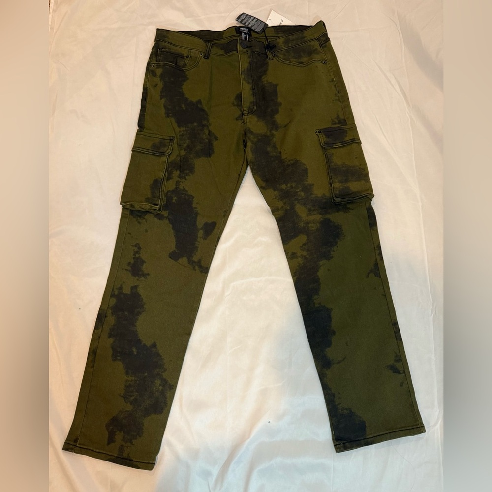 NWT Men’s Forever 21 Olive and black cargo jeans size 38